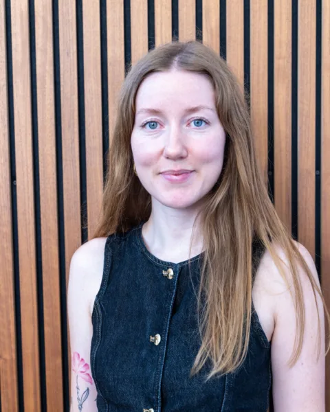 Portræt af Amalie Overgaard, Customer Success Manager hos VideoVicer
