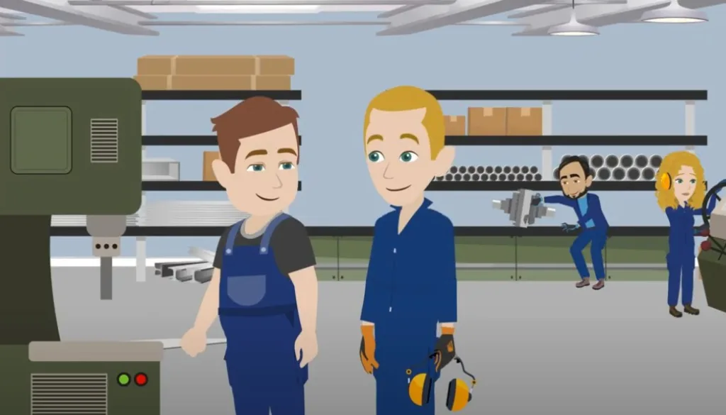 Still fra instruktionsvideo til produktionen: to tegnede medarbejdere i arbejdstøj taler sammen i en produktionshal, den ene holder høreværn